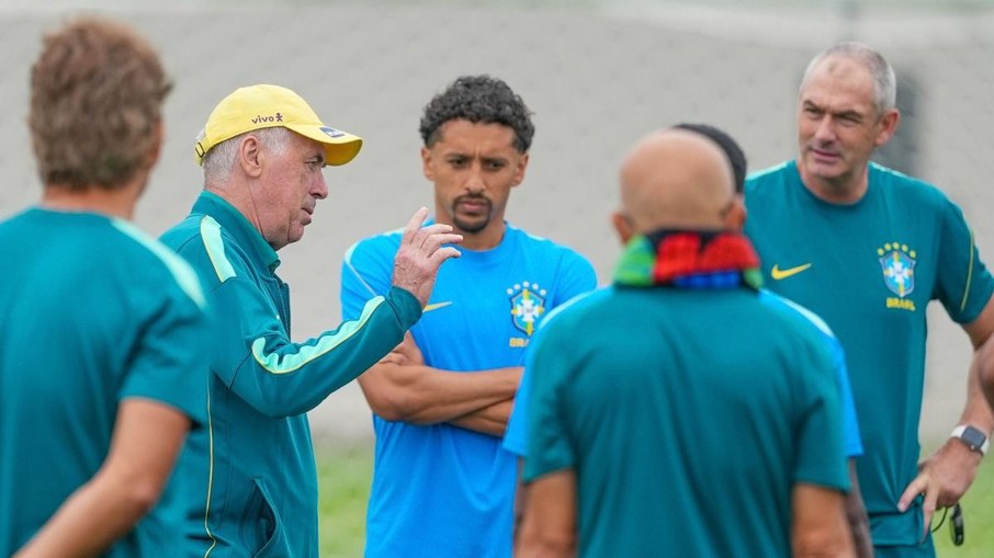 Carlo Ancelotti dá instruções aos jogadores durante o treino Carlo Ancelotti dá instruções aos jogadores durante o treino