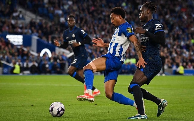 João Pedro (esq.) participou do gol do Brighton, mas Chelsea foi o vitorioso