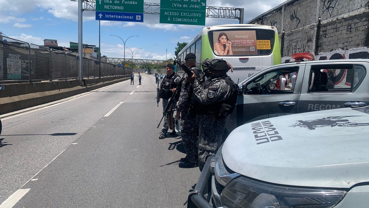 Tiroteio na Maré fecha Linha Amarela; aluno de 10 anos é baleado Tiroteio na Maré fecha Linha Amarela; aluno de 10 anos é baleado