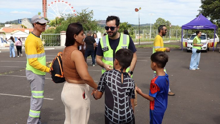 Hopi Hari recebe ação sobre transporte seguro de crianças