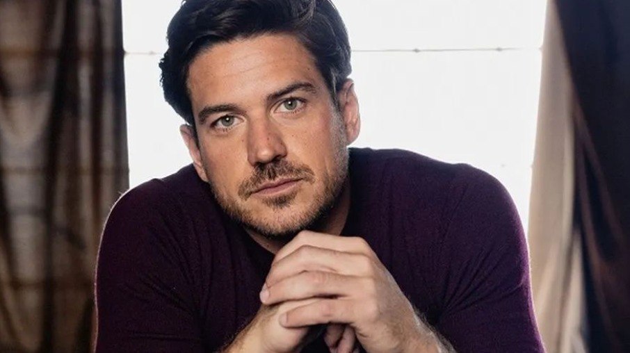 Marco Pigossi expõe pressão sobre sexualidade: ‘Não comprariam o mocinho’