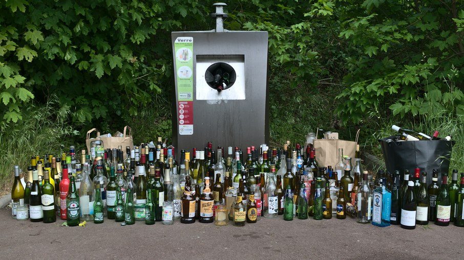 Garrafas de vidro vazias, de uso único, devem ser quebradas e enviadas a postos de coleta