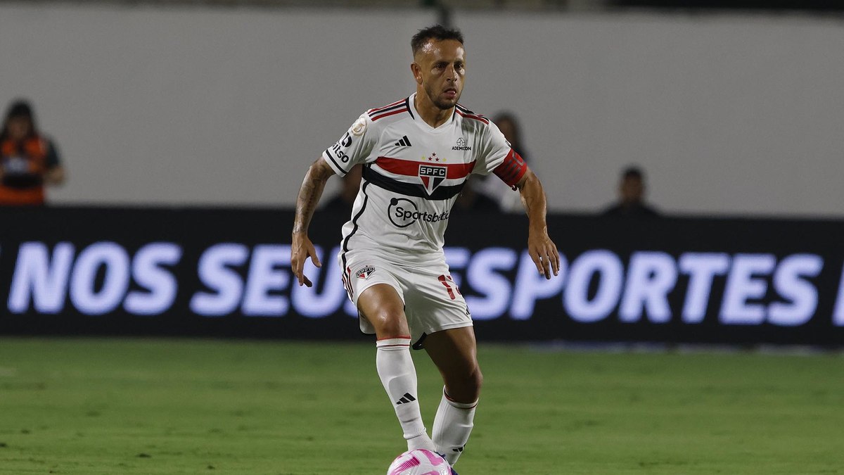 De contrato renovado com o São Paulo, Rafinha estará em campo contra o Grêmio