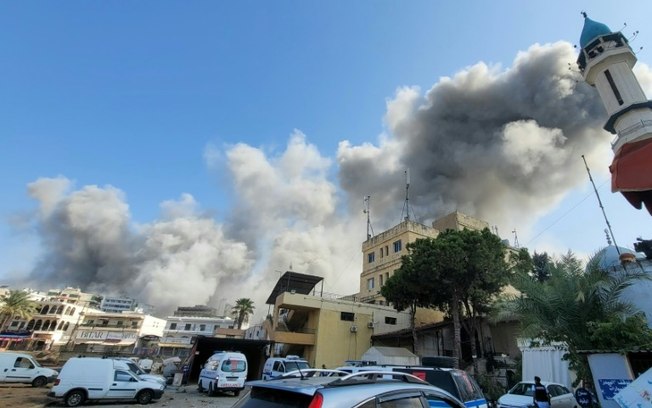 Coluna de fumaça na cidade de Nabatieh, sul do Líbano, após bombardeio israelense em 16 de outubro de 2024