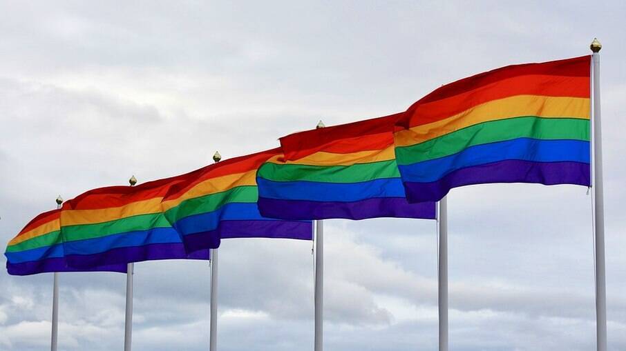 Por fazerem alusão à comunidade LGBTQIA+, bandeiras arco-íris podem ser tiradas de torcedores no Qatar durante Copa do Mundo
