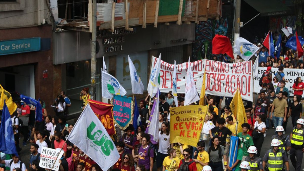 Estudantes participam do 2º Ato pela Revogação do Novo Ensino Médio na Rua Augusta.