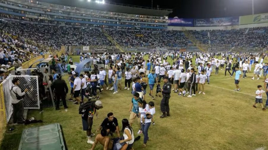 Confusão em estádio de El Salvador deixa 12 mortos