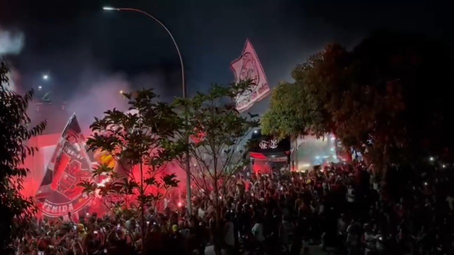 Torcedores compareceram ao Galeão para apoiar o Flamengo no embarque para o Mundial de Clubes