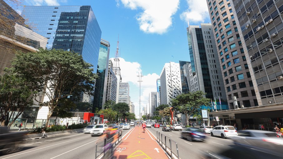 Avenida Paulista durante dia esolarado, em São Paulo Avenida Paulista durante dia esolarado, em São Paulo