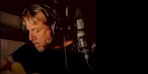 Vinny lança acústico com nova versão de 'Heloisa, Mexe a Cadeira'