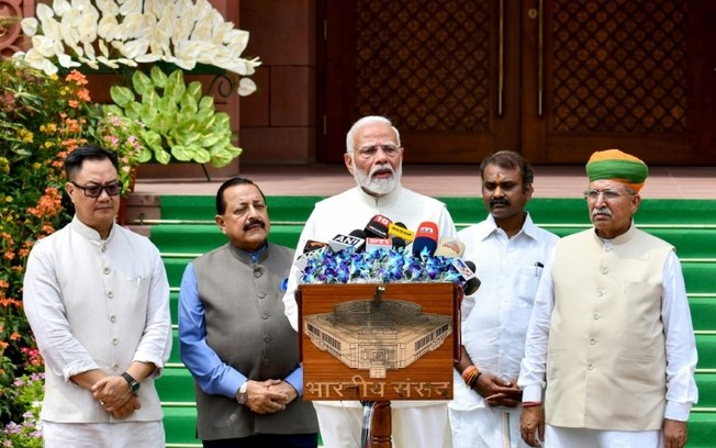 Primeiro-ministro indiano Narendra Modi fala à imprensa antes da primeira sessão do novo Parlamento em Nova Délhi, em 24 de junho de 2024