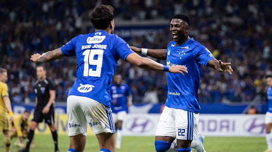 Cruzeiro aproveita expulsão, bate Boca Juniors e assume liderança