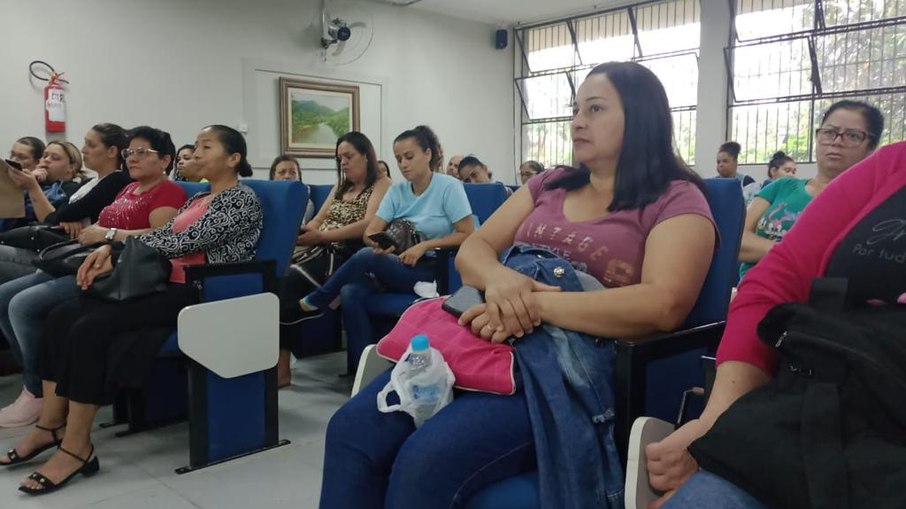 Merendeiras em reunião com o Sindicato