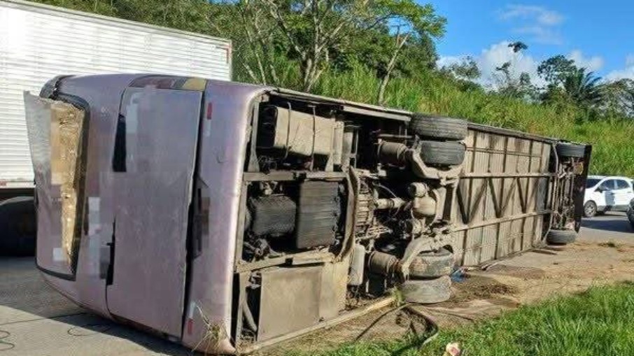 Ônibus da Bamor tombou a caminho de Recife