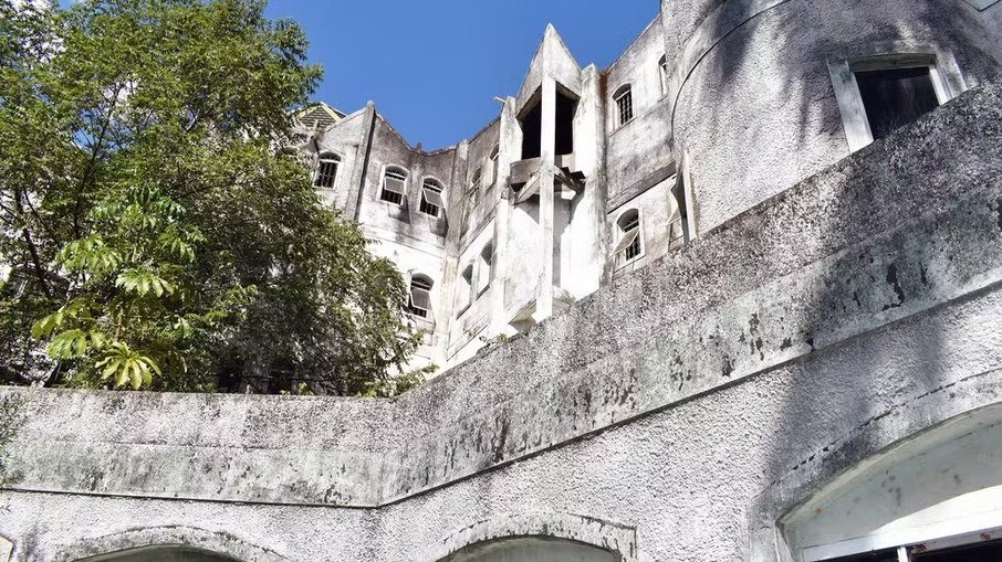 O projeto foi inspirado nas construções medievais e tinha como objetivo se tornar um espaço de convivência para a família, além de abrigar um estúdio musical