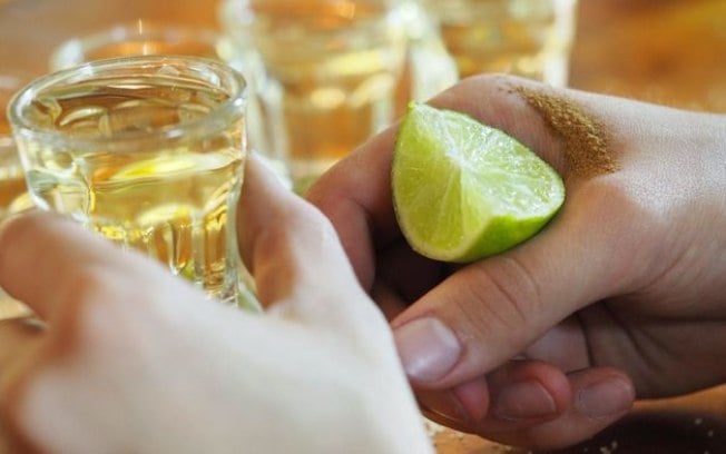 Barman serve tequila com soda cáustica e clientes são hospitalizados