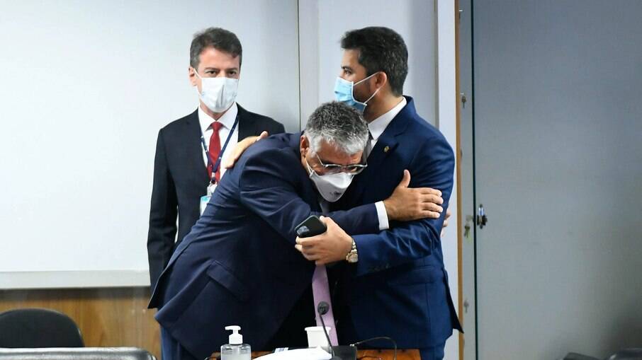 Senador Marcos Rogério abraça senador Eduardo Girão na CPI da Covid