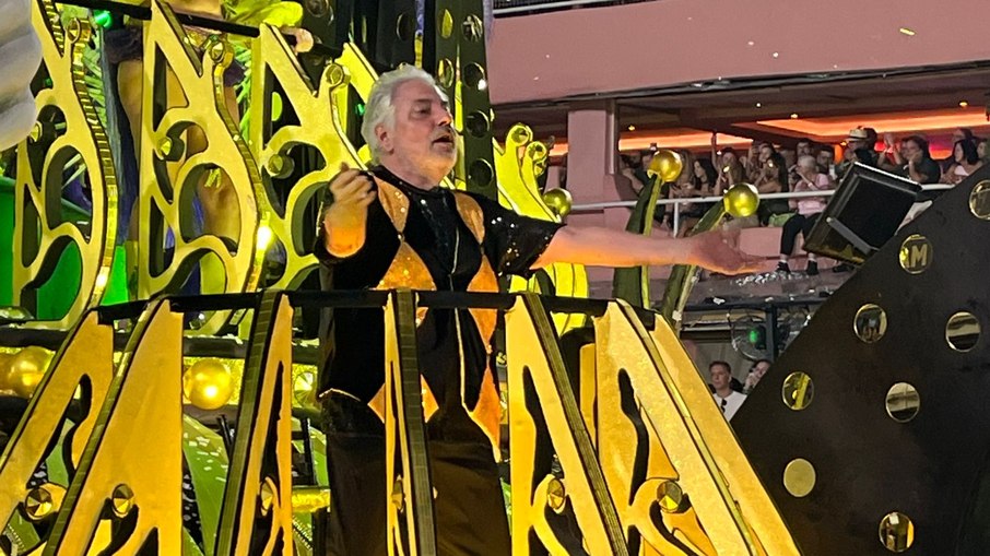 Roberto de Carvalho no carro da Mocidade