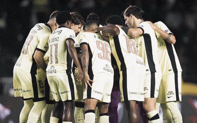 Lescano vibra logo após abrir o placar para o Vasco diante do Coritiba