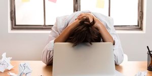 Burnout feminino impulsiona busca por felicidade no trabalho