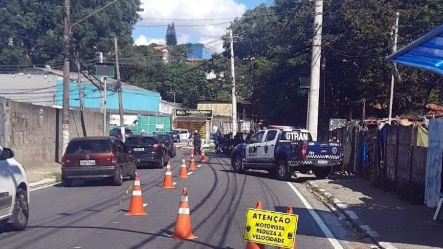 Dois automóveis e dez motocicletas foram removidas ao pátio. Dois automóveis e dez motocicletas foram removidas ao pátio.
