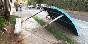 Ponto de ônibus desaba e fere mulher em Piracicaba (SP)