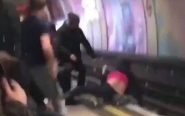 Dois bêbados ficaram presos sob o trem, porém, não ficaram feridos; eles terão que responder pela infração no metrô