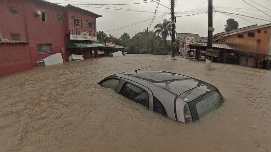 São Sebastião no litoral norte sofre com enchentes e alagamentos neste fim de semana de carnaval