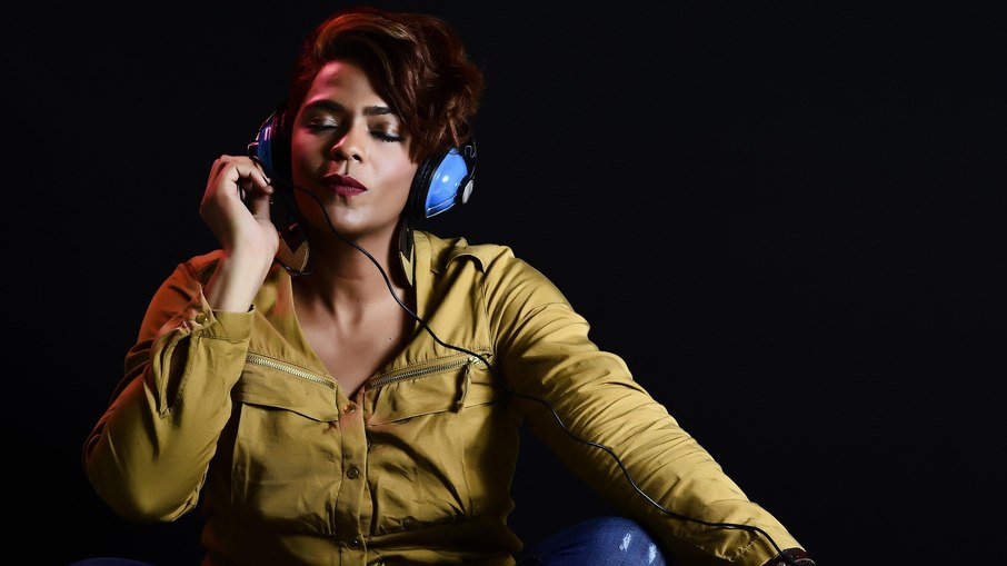 Mulher escutando música