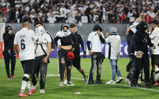 Torcedores do Colo Colo entram em campo durante a partida da fase de grupos da Copa Libertadores entre o time chileno Colo Colo e o time brasileiro Fortaleza, no estádio Monumental, em Santiago, em 10 de abril de 2025 Torcedores do Colo Colo entram em campo durante a partida da fase de grupos da Copa Libertadores entre o time chileno Colo Colo e o time brasileiro Fortaleza, no estádio Monumental, em Santiago, em 10 de abril de 2025