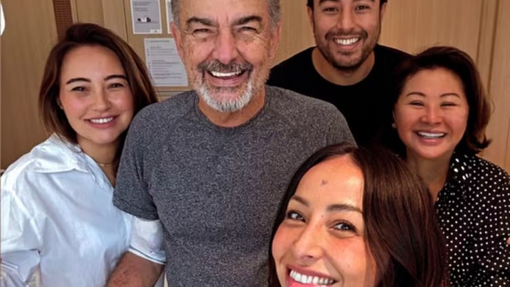 Sabrina Sato acompanha cirurgia repentina do pai