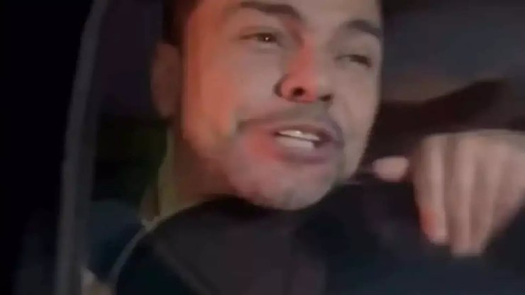 Zez%C3%A9%20Di%20Camargo%20%C3%A9%20abordado%20por%20f%C3%A3s%20e%20quase%20perde%20a%20cabe%C3%A7a