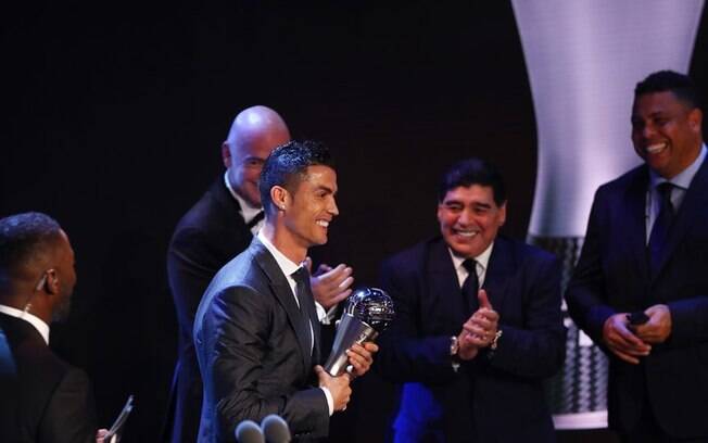 Maradona e Ronaldo entregaram o prêmio 'The Best' a Cristiano Ronaldo