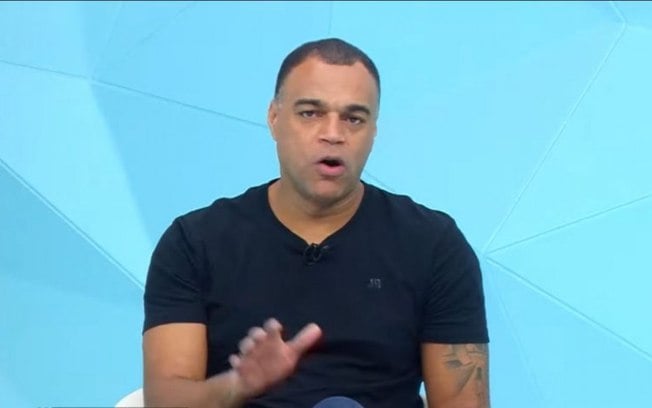 Denilson reprova invasão ao CT do Botafogo: 'Nem sei se podemos chamar isso de torcedor'