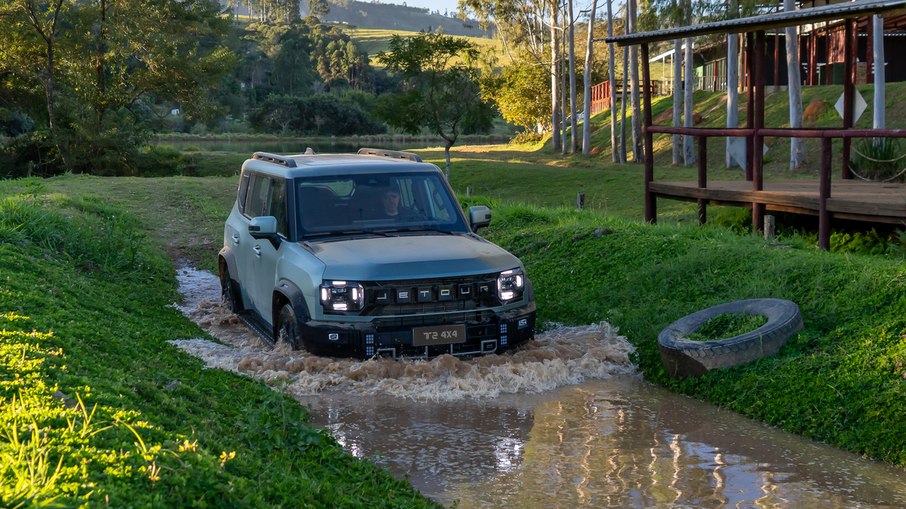 Jetour T2 XWD supera travessia de água durante percurso off-road preparado pela fabricante.