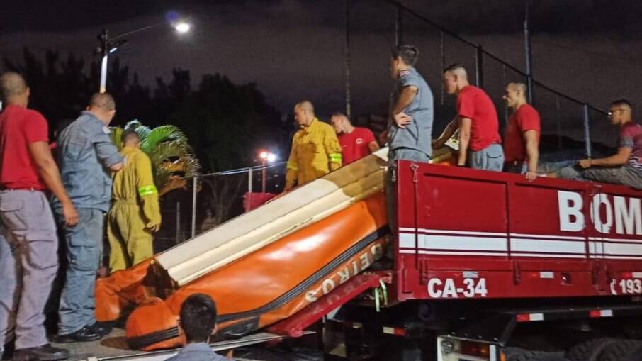 Barcos do Corpo de Bombeiros que v&atilde;o auxiliar no resgate de v&iacute;timas das chuvas na Bahia