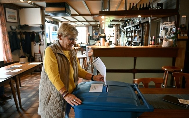 Mulher vota na eleição para o Parlamento Europeu em Baarle-Nassau, sul dos Países Baixos