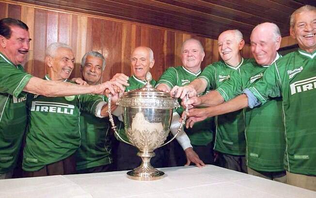 Jogadores do Palmeiras campeões da Copa Rio de 1951: Oberdan, Dema, Achilles, Jair Rosa Pinto, Gérsio, Fábio, Richard e Juvenal. Foto de julho de 2001