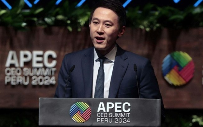 O CEO de TikTok, Shou Chew, durante a Cúpula de CEOs da Apec em Lima, em 15 de novembro de 2024. Foto divulgada pela agência de notícias peruana Andina