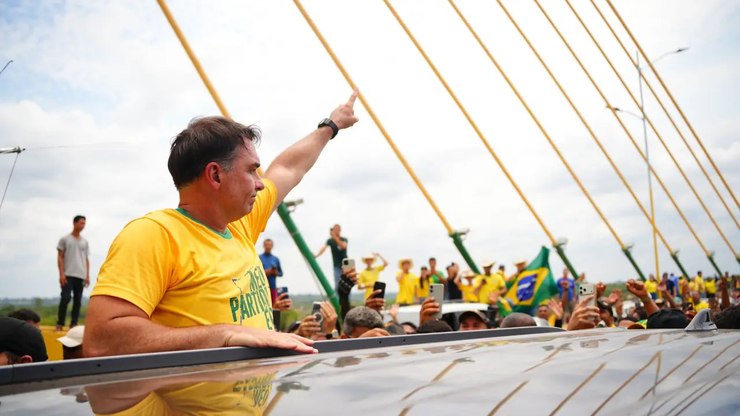 Fl%C3%A1vio%20encerra%20com%20bloquinho%20e%20ato%20na%20casa%20de%20Bolsonaro