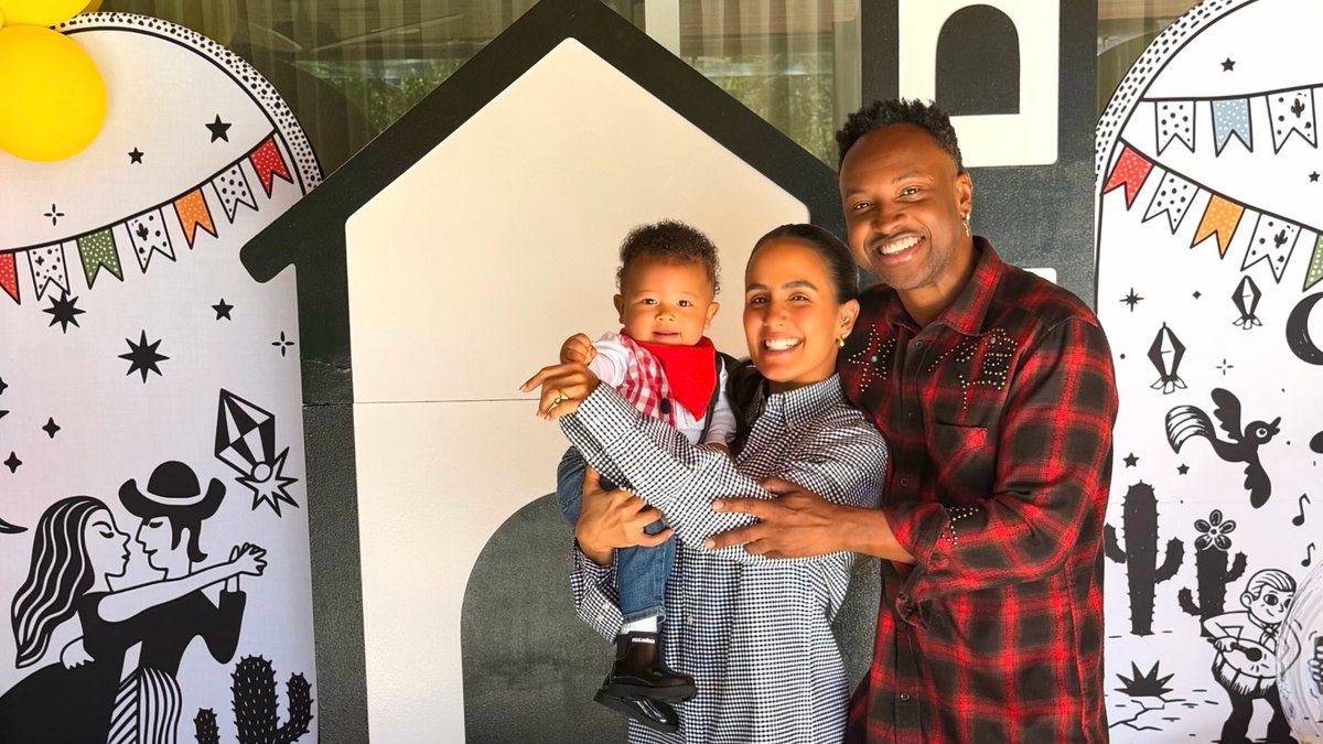 Thiaguimho e Carol Peixinho com o filho Bento