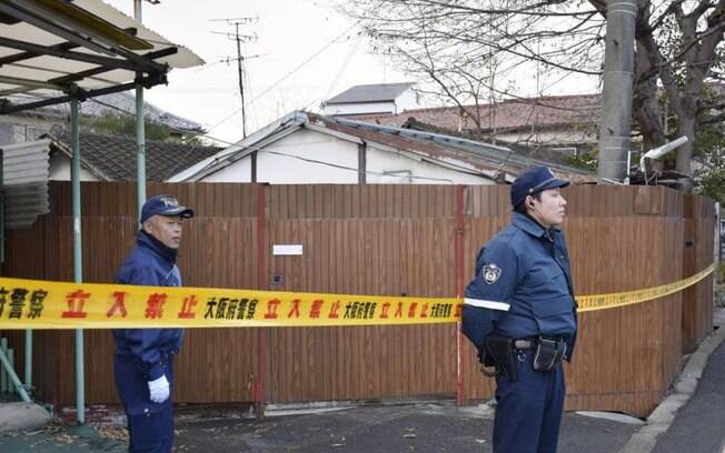 Os pais da japonesa de 33 anos reportaram a sua morte no sábado (23), na província de Osaka. Os dois foram presos