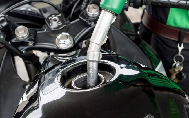 Pode parecer difícil identificar qual gasolina é adulterada, mas há dicas de como, além dos cuidados se a moto já foi afetada