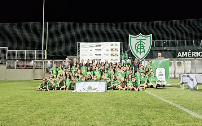 América e De Peito Aberto promoveram encontro de jogadoras com meninas de projeto social