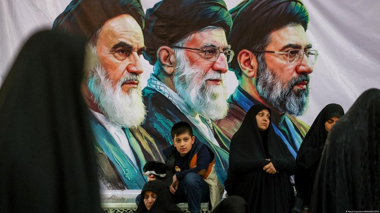 Irã inicia nova era política após sepultamento de Khamenei
