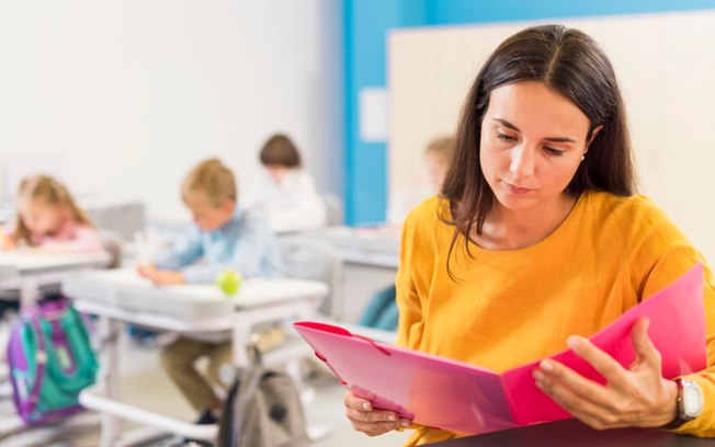 Mulheres predominam nas escolas, mas desafios persistem