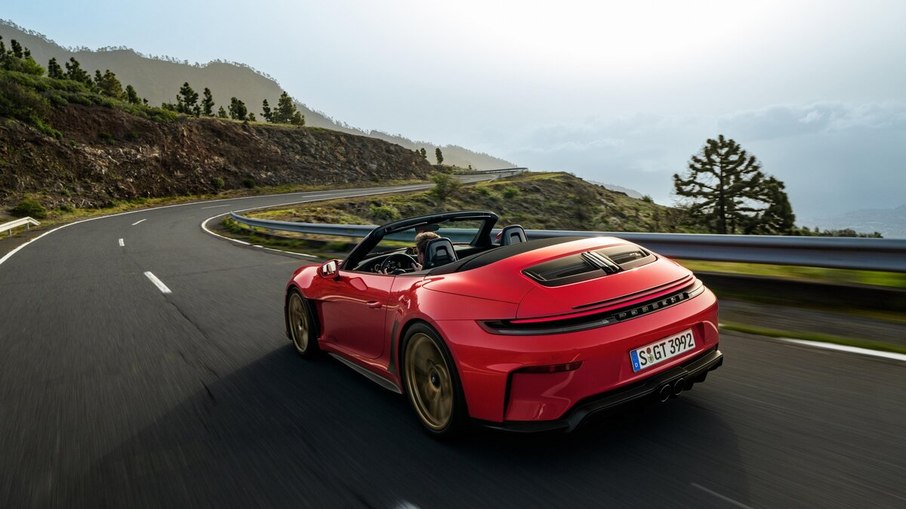Porsche 911 GT3 S/C roda com capota aberta e reforça a proposta de esportivo conversível focado em prazer ao dirigir.