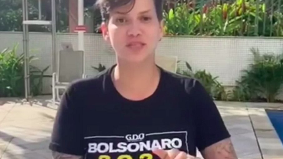 Karol Eller se tornou conhecida como ativista política enquanto estava morando nos Estados Unidos e compartilhava sua vida por lá. 