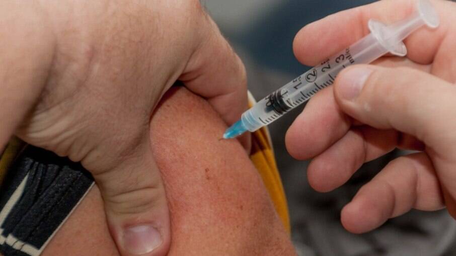 Influenciadores estão na primeira fase da vacinação com o intuito de divulgar a vacina