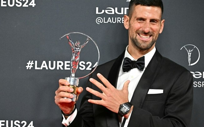 O tenista sérvio Novak Djokovic posa com o prêmio Laureus de melhor atleta do ano, na cerimônia realizada em Madri no dia 22 de abril de 2022
